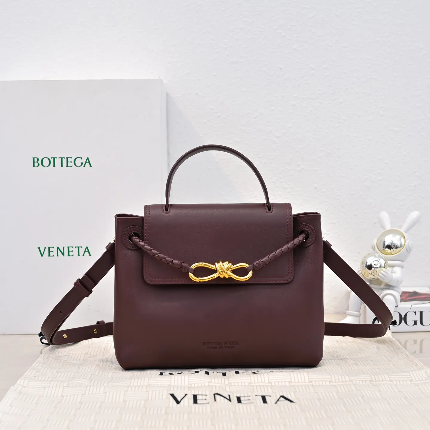 Batch 2060 #Bv New Small Ciao Ciao Handbag Who carried the cute little Ciao Ciao out on the street❣️Made of Dutch Silky Calf calfskin ~ silky to the touch. The leather is thick, and the suede lining is soft and comfortable. The relaxed feeling of stacked smooth leather, the representative woven element shoulder strap, and the perfect embellishment of golden buckles💥The unique bag shape is casual and exquisite, and super practical☄️Carry Ciao Ciao to accompany you in various occasions, and be the most stylish you🎀 Size: 26x19x10.5 Style No. 5835#
